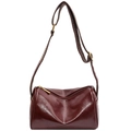 Bordeauxrote Boston-Tasche aus glänzendem Leder mit verstellbarem Gurt und Goldreißverschluss - Kaffeebraun
