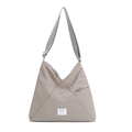 Minimalistische graue Nylon-Tragetasche mit geometrischen Nähten und Gurt - Grau