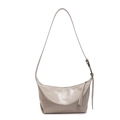 Borsa hobo minimalista in morbida pelle taupe con cerniere a frange e tracolla regolabile - Cachi