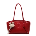 Borsa tote rossa in ecopelle testurizzata con un simpatico ciondolo a forma di orso - Rosso