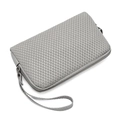 Graue lange Clutch mit Wabenmuster-Prägung und praktischer Handgelenkschlaufe - Hellgrau