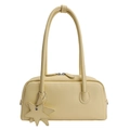 Sac sous le bras en similicuir jaune crème avec breloques étoiles et lanières - Jaune