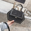 Schicke Sechseck-Handtasche mit Leopardenmuster, Goldnieten und Metallkette - Schwarz