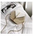 Sac bandoulière hexagonal en paille avec rabat en cuir blanc et chaîne à pompon doré - Blanc