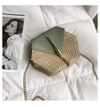 Sac bandoulière hexagonal en paille avec rabat en cuir vert olive et chaîne dorée - Vert