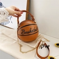 Bolso elegante con forma de baloncesto, cuero sintético marrón y cadena dorada - Temática de baloncesto / Marrón