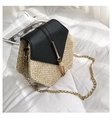 Petit sac bandoulière en paille avec rabat en cuir noir et chaîne dorée élégante - Noir