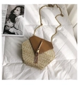 Petit sac bandoulière hexagonal en paille avec rabat en cuir marron et pompon doré - Brun