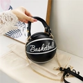 Bolso bandolera de moda en forma de baloncesto negro con texto blanco y cadena de oro - Temática de baloncesto / Negro