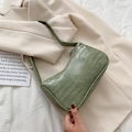 Borsa baguette verde avocado con motivo a coccodrillo su sfondo abito beige - Verde