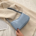Borsa baguette azzurra con motivo a coccodrillo e tracolla dal design retrò chic - Blu