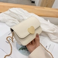 Mini bolso bandolera crema con hebilla de corazón dorada y correa de cadena de perlas - Blanco