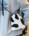 Borsa a secchiello in peluche con stampa mucca, chiusura a coulisse e tracolla - Mucca