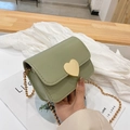 Mini bolso bandolera verde salvia con cierre de corazón dorado y cadena de cuentas - Verde