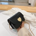 Mini bolso negro de bandolera con cierre de corazón dorado y cadena de cuentas - Negro