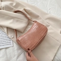 Sac baguette rose en similicuir avec relief crocodile et fine bandoulière élégante - Rose