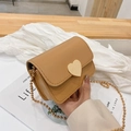 Mini bolso bandolera marrón con cierre de corazón dorado y cadena de cuentas metálicas - Caqui