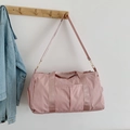Borsa da viaggio in nylon rosa con dettagli dorati e tracolla regolabile rimovibile - Rosa