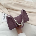 Bolso baguette morado con efecto cocodrilo y elegante correa decorada con perlas blancas - Morado