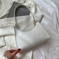 Borsa baguette bianca con texture a coccodrillo e dettagli lampo dorati - Bianco