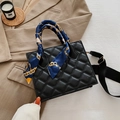 Piccola borsa a tracolla nera trapuntata con foulard di seta e tracolla larga - Nero