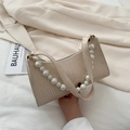 Bolso baguette crema con patrón de cocodrilo y elegantes cadenas de perlas sintéticas - Blanco
