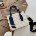 Borsa a mano quadrata beige trapuntata con manico foulard in seta e tracolla larga - Bianco