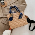 Elegante borsa beige trapuntata con manico a foulard blu e tracolla larga nera - Giallo