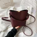 Borsa a secchiello minimalista in pelle sintetica rosso scuro con chiusura dorata - Borgogna
