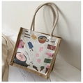 Detail der Canvas-Tasche mit handgezeichneten Illustrationen und robustem Hanfboden - Sommer