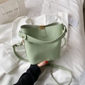 Elegante borsa a secchiello verde menta in pelle con fibbie dorate e tracolla - Verde