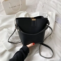 Borsa a secchiello nera in finta pelle opaca con fibbie dorate e doppia tracolla - Nero