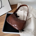 Borsa sottobraccio vintage marrone scuro in ecopelle lucida con una forma a mezzaluna chic - Borgogna