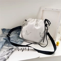 Witte bucket bag met trekkoord, vlinderprint en zwarte brede stoffen schouderriem - Wit