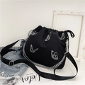 Zwarte nylon bucket bag met witte vlinderborduring en zilveren kettingdetails - Zwart