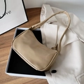 Elegante borsa hobo color kaki in ecopelle liscia in una scatola da regalo - Cachi