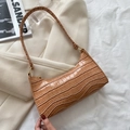Bolso baguette marrón claro de cuero sintético con estampado de cocodrilo y oro - Caqui