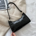 Bolso de hombro negro brillante con patrón de cocodrilo y herrajes dorados elegantes - Negro