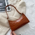 Bolso de hombro marrón caramelo con patrón de cocodrilo y cremallera de metal dorado - Tostado