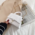 Mini sac bandoulière blanc effet crocodile avec anneau doré et détail de perle - Blanc
