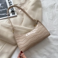 Bolso baguette beige elegante con textura de cocodrilo y detalles de cadena dorada - Blanco Roto