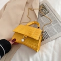 Petit sac à main jaune vif texture crocodile avec pendentif perle et chaîne dorée - Jaune