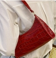Bolso baguette rojo con textura de cocodrilo y detalles dorados en camisa blanca - Rojo