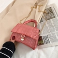 Sac à main rose effet crocodile avec breloque perle et bandoulière chaîne - Rouge