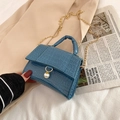 Petit sac à main bleu motif crocodile avec anneau doré et pendentif perle - Bleu