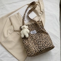 Sac fourre-tout léopard en toile avec pendentif ours en peluche blanc de style coréen - Sac avec Pendentif Ours / Imprimé léopard