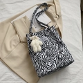 Sac fourre-tout en toile à motif zèbre avec un joli petit pendentif ours en peluche - Sac avec Pendentif Ours / Imprimé Motif Zèbre