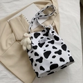 Sac fourre-tout chic en toile à motif vache avec un adorable pendentif ours en peluche - Sac avec Pendentif Ours / Imprimé Vache