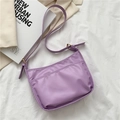 Bolso de hombro baguette morado de nailon con correa ajustable y detalles dorados - Morado