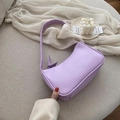 Schicke lavendelviolette Baguette-Schultertasche aus weichem mattem Kunstleder - Lila